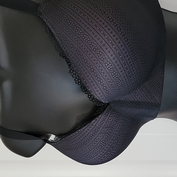 Uniqlo beautiful black eyelet lace wireless bra, 34/36DDD - Picture 2 of 7